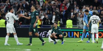 Para pemain Real Madrid dan Manchester City bereaksi di akhir pertandingan leg pertama babak 16 besar Liga Champions UEFA antara Real Madrid CF dan Manchester City di Stadion Santiago Bernabeu di Madrid pada 11 Maret 2026. Real Madrid menang 3-0.(AFP/THOMAS COEX)