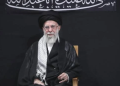 Pemimpin Iran Ayatollah Ali Khamenei saat menghadiri perayaan Asyura di Teheran, Sabtu (5/7/2025). (Sumber: Office of the Iranian Supreme Leader via AP)