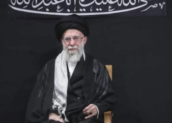 Pemimpin Iran Ayatollah Ali Khamenei saat menghadiri perayaan Asyura di Teheran, Sabtu (5/7/2025). (Sumber: Office of the Iranian Supreme Leader via AP)