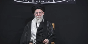 Pemimpin Iran Ayatollah Ali Khamenei saat menghadiri perayaan Asyura di Teheran, Sabtu (5/7/2025). (Sumber: Office of the Iranian Supreme Leader via AP)