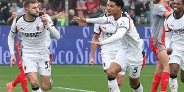 Bek AC Milan Strahinja Pavlovic (31) merayakan keberhasilannya mencetak gol ke gawang Cremonese pada pertandingan Liga Italia di Stadion Giovanni Zini, Cremona, Minggu (1/3/2026) waktu setempat. (acmilan.com)