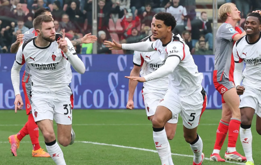 Bek AC Milan Strahinja Pavlovic (31) merayakan keberhasilannya mencetak gol ke gawang Cremonese pada pertandingan Liga Italia di Stadion Giovanni Zini, Cremona, Minggu (1/3/2026) waktu setempat. (acmilan.com)