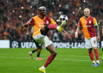 Aksi pemain Galatasaray, Victor Osimhen dalam laga playoff 16 besar Liga Champions 2025-26 kontra Juventus di Rams Park, Istanbul, Selasa (17/2/2026). (Sumber: AP Photo/Khalil Hamra)
