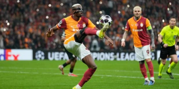 Aksi pemain Galatasaray, Victor Osimhen dalam laga playoff 16 besar Liga Champions 2025-26 kontra Juventus di Rams Park, Istanbul, Selasa (17/2/2026). (Sumber: AP Photo/Khalil Hamra)