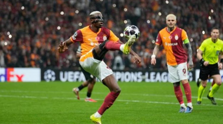 Aksi pemain Galatasaray, Victor Osimhen dalam laga playoff 16 besar Liga Champions 2025-26 kontra Juventus di Rams Park, Istanbul, Selasa (17/2/2026). (Sumber: AP Photo/Khalil Hamra)