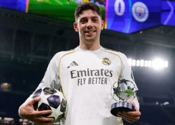 Gelandang Real Madrid Federico Valvedere memamerkan trofi Pemain Terbaik Pertandingan dari UEFA setelah laga leg pertama 16 besar Liga Champions UEFA 2025/2026 kontra Manchester City di Stadion Santiago Bernabeu, Madrid, Rabu (11/3/2026) malam waktu setempat. Valverde mencetak "hattrick" pada pertandingan itu untuk membawa timnya menang 3-0. (Real Madrid)