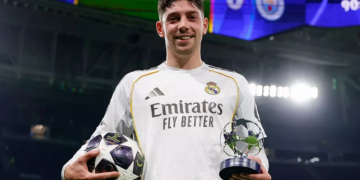 Gelandang Real Madrid Federico Valvedere memamerkan trofi Pemain Terbaik Pertandingan dari UEFA setelah laga leg pertama 16 besar Liga Champions UEFA 2025/2026 kontra Manchester City di Stadion Santiago Bernabeu, Madrid, Rabu (11/3/2026) malam waktu setempat. Valverde mencetak "hattrick" pada pertandingan itu untuk membawa timnya menang 3-0. (Real Madrid)