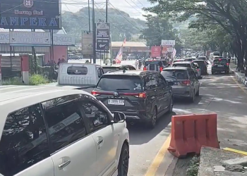Jalur Selatan Nagreg mengalami kemacetan panjang hingga 5 kilometer pada Minggu siang (22/3/2026). Kepadatan dipicu oleh pemudik susulan dan arus wisata H+2 Lebaran. (Ctk)
