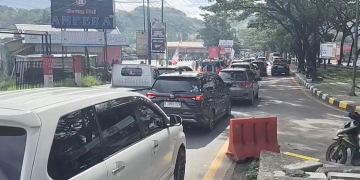 Jalur Selatan Nagreg mengalami kemacetan panjang hingga 5 kilometer pada Minggu siang (22/3/2026). Kepadatan dipicu oleh pemudik susulan dan arus wisata H+2 Lebaran. (Ctk)