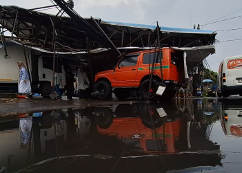 Tiga papan reklame besar roboh di Jalan Soekarno-Hatta dan Buah Batu, Bandung, akibat hujan deras dan angin kencang (28/3). Dua mobil dan dua truk dilaporkan rusak. (Eci/pasjabar)