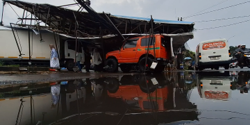 Tiga papan reklame besar roboh di Jalan Soekarno-Hatta dan Buah Batu, Bandung, akibat hujan deras dan angin kencang (28/3). Dua mobil dan dua truk dilaporkan rusak. (Eci/pasjabar)