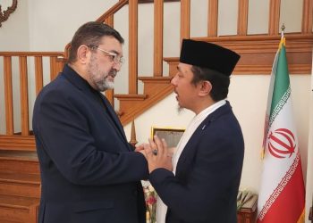 Direktur Penggalangan Relawan DPP PSI, Furqan AMC (kanan) menemui Duta Besar republik Islam Iran, Mohammad Boroujerdi. (kiri). (Furqan AMC)