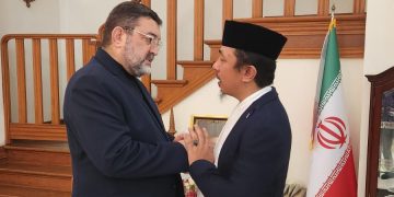 Direktur Penggalangan Relawan DPP PSI, Furqan AMC (kanan) menemui Duta Besar republik Islam Iran, Mohammad Boroujerdi. (kiri). (Furqan AMC)