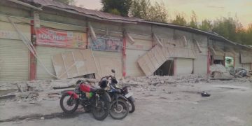 Bangunan Pasar Soreang Kabupaten Bandung ambruk pada Senin (16/3/2026) dan memakan satu korban jiwa. Di tengah duka, pengelola justru menaikkan tarif parkir. (Fal/pasjabar)