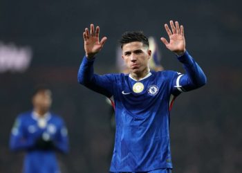 Pemain Chelsea, Enzo Fernandez, menyapa para penggemar di akhir pertandingan leg kedua semifinal Carabao Cup kontra Arsenal, Rabu (4/2/2026) dini hari WIB. (c) AP Photo/Ian Walton