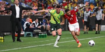 Dean James (kanan) absen membela Timnas Indonesia di FIFA Series 2026. (AFP/Saeed Khan)