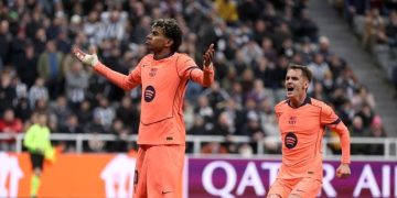 Newcastle United ditahan imbang Barcelona 1-1 di leg pertama 16 besar Liga Champions. Gol Harvey Barnes dibalas penalti dramatis Lamine Yamal di masa injury time. (Getty Images Sport)