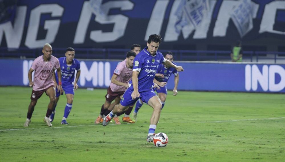 Thom Haye saat mengeksekusi penalti ke gawang Persik Kediri. (Foto: Official Persib)