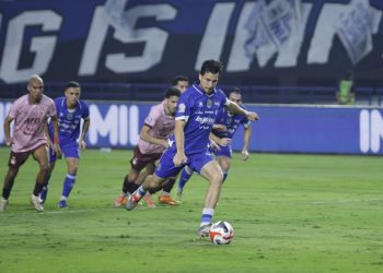 Thom Haye saat mengeksekusi penalti ke gawang Persik Kediri. (Foto: Official Persib)