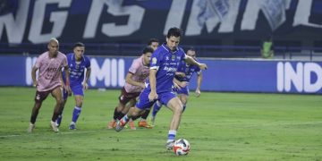 Thom Haye saat mengeksekusi penalti ke gawang Persik Kediri. (Foto: Official Persib)