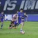 Thom Haye saat mengeksekusi penalti ke gawang Persik Kediri. (Foto: Official Persib)