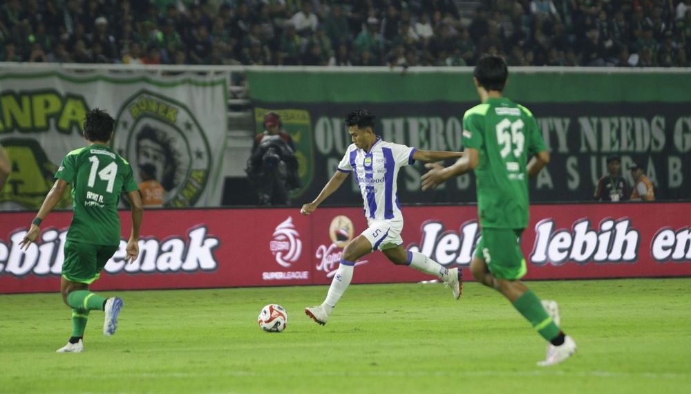 Laga Persebaya Surabaya vs Persib Bandung berakhir dengan skor 2-2. (Foto: Official Persib)