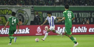 Laga Persebaya Surabaya vs Persib Bandung berakhir dengan skor 2-2. (Foto: Official Persib)