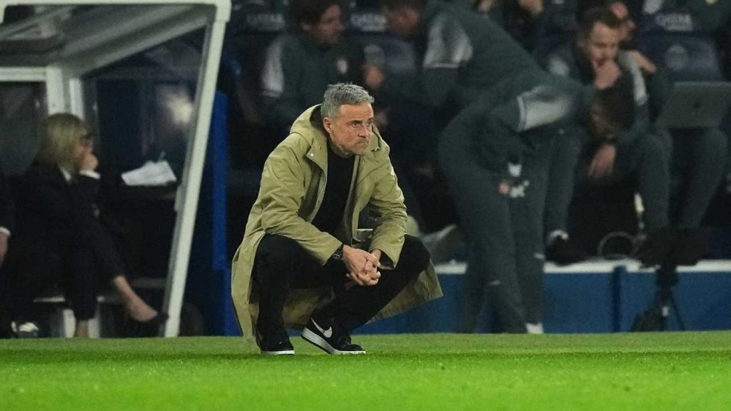 Luis Enrique, pelatih kepala Paris Saint-Germain, mengamati pertandingan dari tepi lapangan saat laga Ligue 1 melawan AS Monaco, Jumat (6/3/2026). (c) AP Photo/Thibault Camus