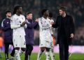 Pelatih Manchester United, Michael Carrick, berjabat tangan dengan Kobbie Mainoo usai laga melawan Bournemouth di Bournemouth, Inggris, Jumat (20/3/2026) (c) Andrew Matthews/PA via AP