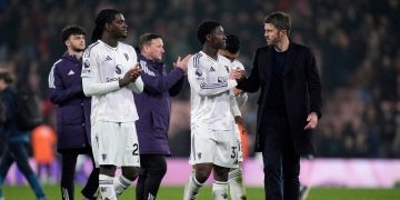 Pelatih Manchester United, Michael Carrick, berjabat tangan dengan Kobbie Mainoo usai laga melawan Bournemouth di Bournemouth, Inggris, Jumat (20/3/2026) (c) Andrew Matthews/PA via AP