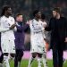 Pelatih Manchester United, Michael Carrick, berjabat tangan dengan Kobbie Mainoo usai laga melawan Bournemouth di Bournemouth, Inggris, Jumat (20/3/2026) (c) Andrew Matthews/PA via AP