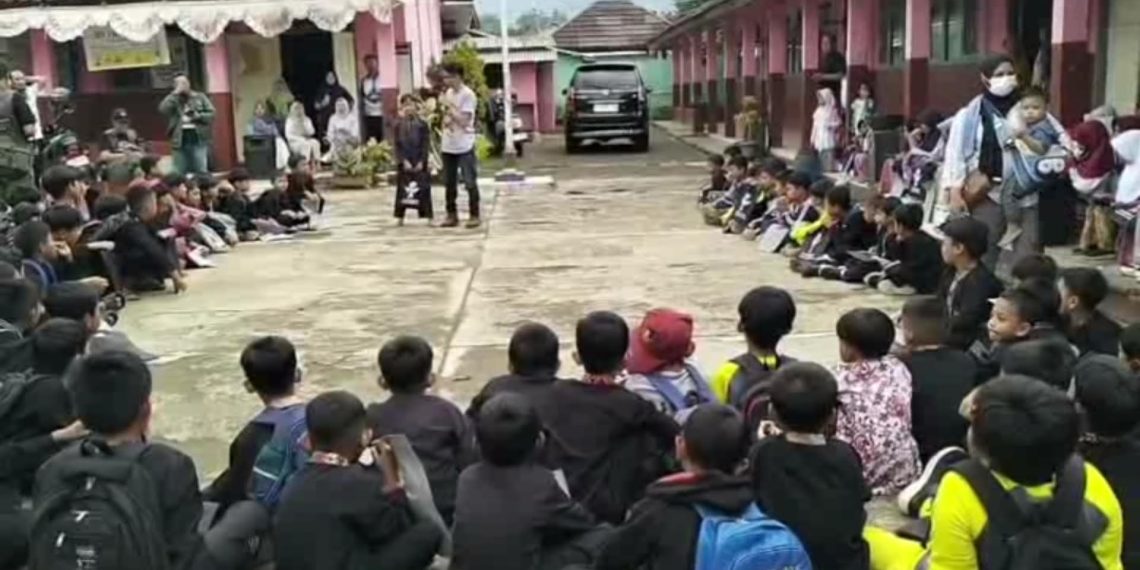 Komunitas Reborn Indonesia menggelar aksi sosial di SDN 3 Sindangsuka, Garut, sebagai respons tragedi pendidikan di NTT. (Uby/pasjabar)