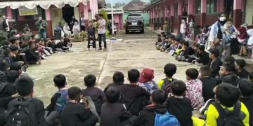Komunitas Reborn Indonesia menggelar aksi sosial di SDN 3 Sindangsuka, Garut, sebagai respons tragedi pendidikan di NTT. (Uby/pasjabar)