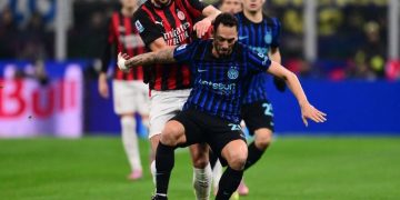 AC Milan dan Inter Milan sama-sama menjadi dua tim yang memperebutkan gelar scudetto 2025-2026. (MARCO BERTORELLO/AFP)