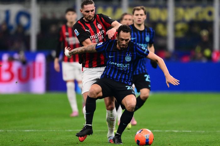 AC Milan dan Inter Milan sama-sama menjadi dua tim yang memperebutkan gelar scudetto 2025-2026. (MARCO BERTORELLO/AFP)
