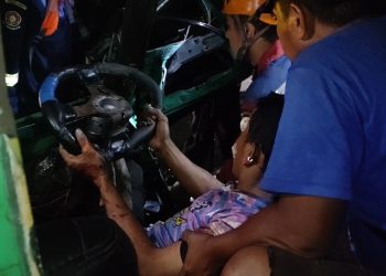 Kecelakaan hebat terjadi di Jalan Raya Cipadung, Bandung, Senin (6/4) malam. Sebuah angkot menabrak truk tangki hingga sopir terjepit di badan kendaraan yang ringsek. (Uby/pasjabar)