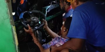 Kecelakaan hebat terjadi di Jalan Raya Cipadung, Bandung, Senin (6/4) malam. Sebuah angkot menabrak truk tangki hingga sopir terjepit di badan kendaraan yang ringsek. (Uby/pasjabar)