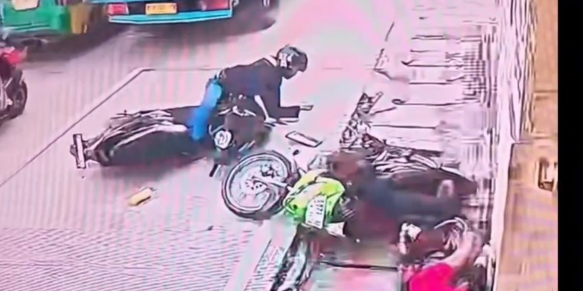 Rekaman CCTV memperlihatkan kecelakaan adu banteng antara dua sepeda motor di Jalan Nanjung-Margaasih. Akibat lalai saat menyalip, tiga orang terluka dan satu dilarikan ke RSUD Cibabat. (Uby/pasjabar)