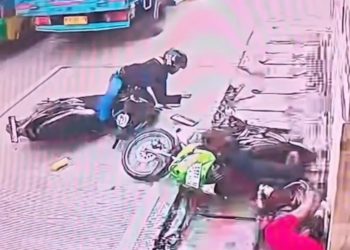 Rekaman CCTV memperlihatkan kecelakaan adu banteng antara dua sepeda motor di Jalan Nanjung-Margaasih. Akibat lalai saat menyalip, tiga orang terluka dan satu dilarikan ke RSUD Cibabat. (Uby/pasjabar)