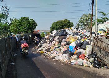 tumpukan sampah caringin