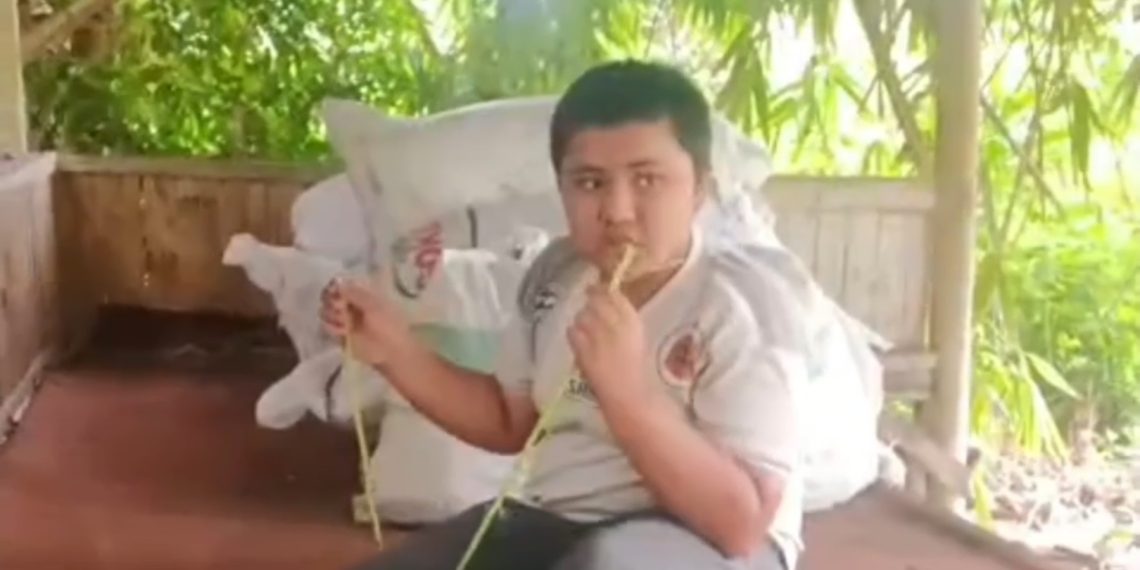 Viral video seorang anak disabilitas di Bandung Barat memiliki kebiasaan memakan rumput sejak usia 4 tahun. Bupati Jeje Ritchie Ismail turun tangan berikan bantuan. (Uby/pasjabar)