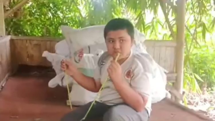 Viral video seorang anak disabilitas di Bandung Barat memiliki kebiasaan memakan rumput sejak usia 4 tahun. Bupati Jeje Ritchie Ismail turun tangan berikan bantuan. (Uby/pasjabar)
