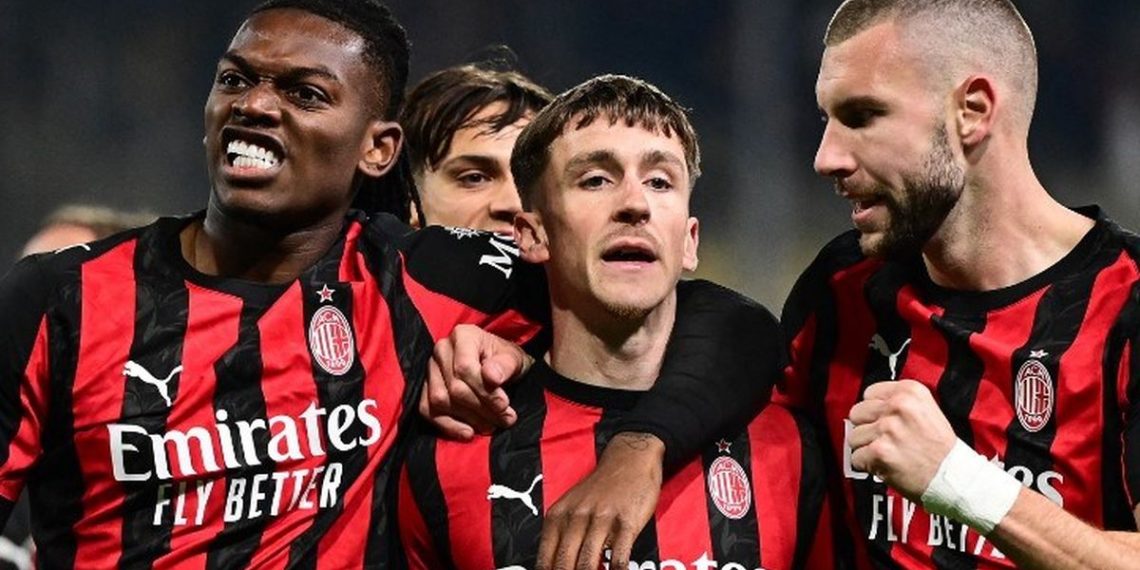 Alexis Saelemaekers (kiri) merayakan gol dengan Strahinja Pavlovic (kanan) dan Rafael Leao (kiri) dalam pertandingan sepak bola Serie A Liga Italia antara Parma vs AC Milan di Stadion Ennio Tardini di Parma, Italia utara, pada 8 November 2025. (Foto oleh Piero CRUCIATTI / AFP)(AFP/PIERO CRUCIATTI)