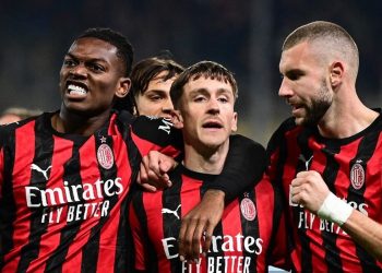 Alexis Saelemaekers (kiri) merayakan gol dengan Strahinja Pavlovic (kanan) dan Rafael Leao (kiri) dalam pertandingan sepak bola Serie A Liga Italia antara Parma vs AC Milan di Stadion Ennio Tardini di Parma, Italia utara, pada 8 November 2025. (Foto oleh Piero CRUCIATTI / AFP)(AFP/PIERO CRUCIATTI)