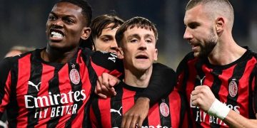 Alexis Saelemaekers (kiri) merayakan gol dengan Strahinja Pavlovic (kanan) dan Rafael Leao (kiri) dalam pertandingan sepak bola Serie A Liga Italia antara Parma vs AC Milan di Stadion Ennio Tardini di Parma, Italia utara, pada 8 November 2025. (Foto oleh Piero CRUCIATTI / AFP)(AFP/PIERO CRUCIATTI)