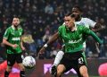 Bek Timnas Indonesia, Jay Idzes, berduel dengan penyerang Inter Milan Marcus Thuram. Inter Milan tampil dominan saat menundukkan Sassuolo dengan skor 5-0 dalam lanjutan pekan ke-24 Serie A 2025-2026 di Stadion MAPEI, Reggio Emilia, Senin (9/2/2026) dini hari WIB.(AFP/PIERO CRUCIATTI)