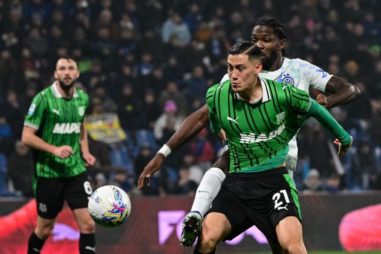 Bek Timnas Indonesia, Jay Idzes, berduel dengan penyerang Inter Milan Marcus Thuram. Inter Milan tampil dominan saat menundukkan Sassuolo dengan skor 5-0 dalam lanjutan pekan ke-24 Serie A 2025-2026 di Stadion MAPEI, Reggio Emilia, Senin (9/2/2026) dini hari WIB.(AFP/PIERO CRUCIATTI)