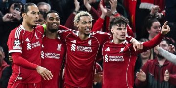 Gelandang Liverpool Ryan Gravenberch merayakan gol bersama rekan-rekan setimnya pada laga leg kedua babak 16 besar Liga Champions antara Liverpool dan Galatasaray di Anfield, Liverpool, Inggris barat laut pada 18 Maret 2026.(AFP/PAUL ELLIS)