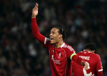 Kapten Liverpool, Virgil van Dijk, bereaksi pada laga kontra Paris Saint-Germain. Hasil Liga Champions PSG vs Liverpool berlangsung di Parc de Princes, Kamis (9/4/2026) dini hari WIB.(AFP/ANNE-CHRISTINE POUJOULAT)