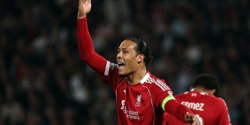 Kapten Liverpool, Virgil van Dijk, bereaksi pada laga kontra Paris Saint-Germain. Hasil Liga Champions PSG vs Liverpool berlangsung di Parc de Princes, Kamis (9/4/2026) dini hari WIB.(AFP/ANNE-CHRISTINE POUJOULAT)